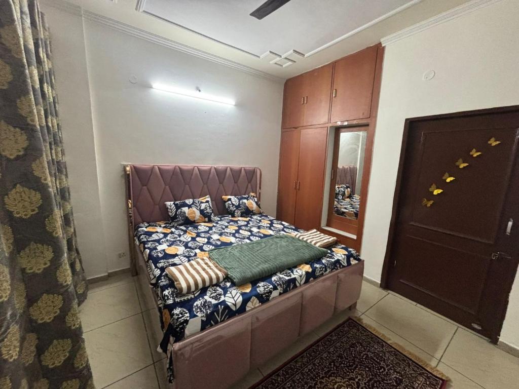 Кровать или кровати в номере ComfortStay 1BHK