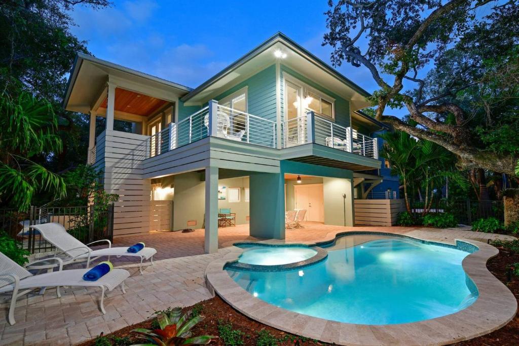 una casa con piscina di fronte a una casa di Arts & Vines a Longbeach