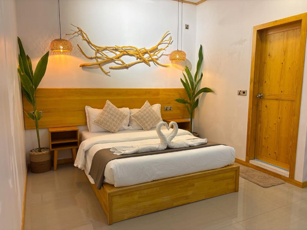 Postel nebo postele na pokoji v ubytování Eco Palm Maldives