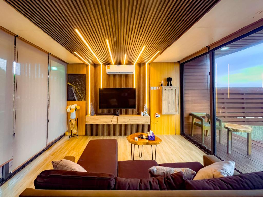 ein Wohnzimmer mit Sofa und Fernseher in der Unterkunft Nsroma in Kokrobite