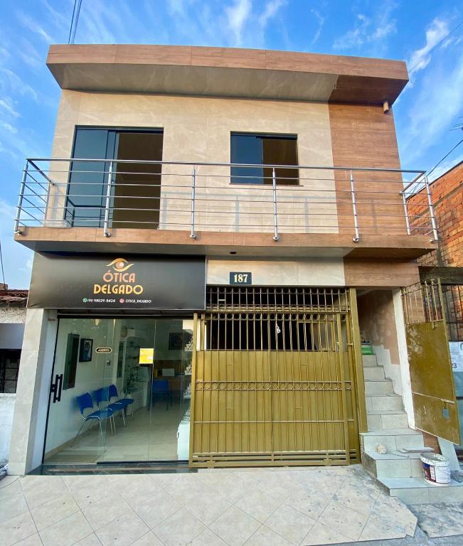 a store front of a building with a balcony at Apto Flat in Belém