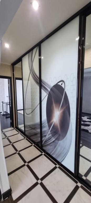 una stanza con una finestra con l'immagine di una ruota di Квартира в центре города со всеми удобствами a Chmel'nyc'kyj