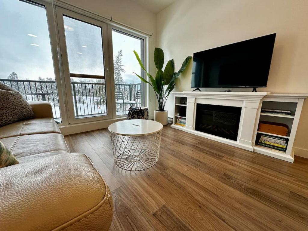 a living room with a couch and a flat screen tv at Golden Moments in Golden