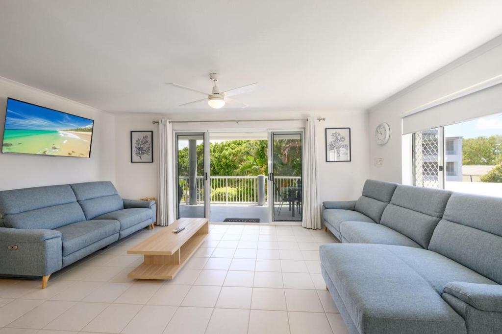 Гостиная зона в Expansive Coolum Beach Apartment