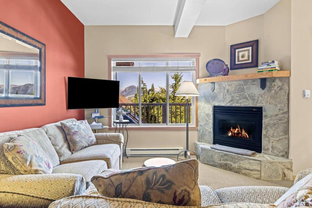 Μια τηλεόραση ή/και κέντρο ψυχαγωγίας στο Whispering Pines 3BR Townhouse Views and private Hot Tub