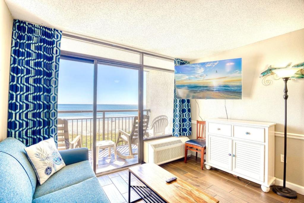 Un lugar para sentarse en Monterey Bay Suites Resort Unit 421 with Direct Oceanfront Balcony