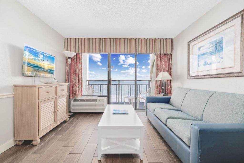 Un lugar para sentarse en Monterey Bay Suites Resort Unit 831 with Direct Oceanfront Balcony