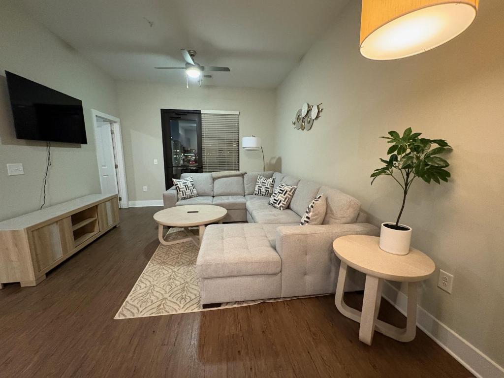 Una sala de estar con un sofá y dos mesas. en The Nash Luxe, Pool, Gym, Nightlife!, en Nashville