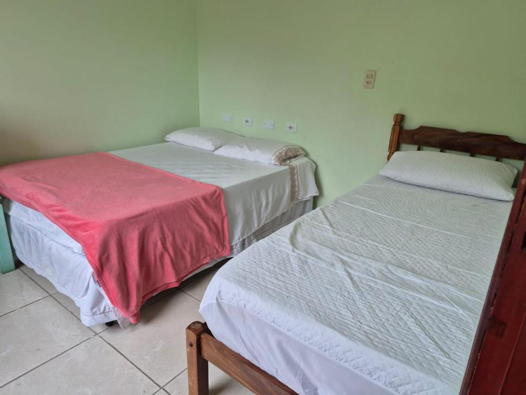 Una cama o camas en una habitación de quarto triplo