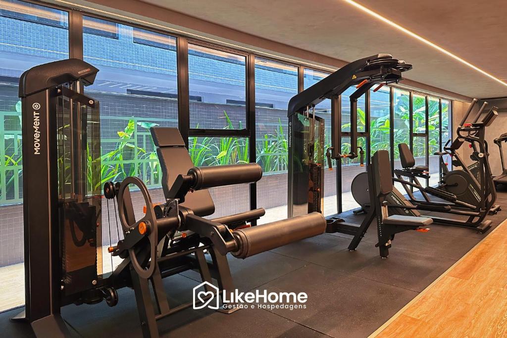 - une salle de sport avec deux tapis de course dans l'établissement Hit Cabo Branco - LikeHome Hospedagens, à Tambaú