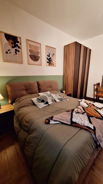 a large bed in a room with at Parma soggiorni brevi in Parma