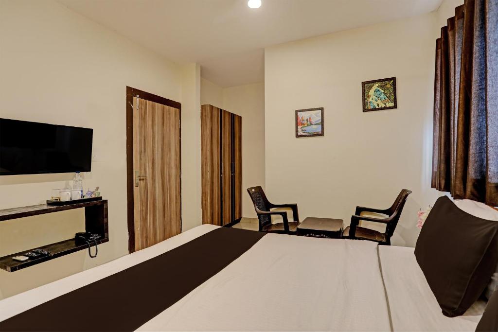 Una televisión o centro de entretenimiento en Super Capital O Saharsh Grand Near Shilparamam