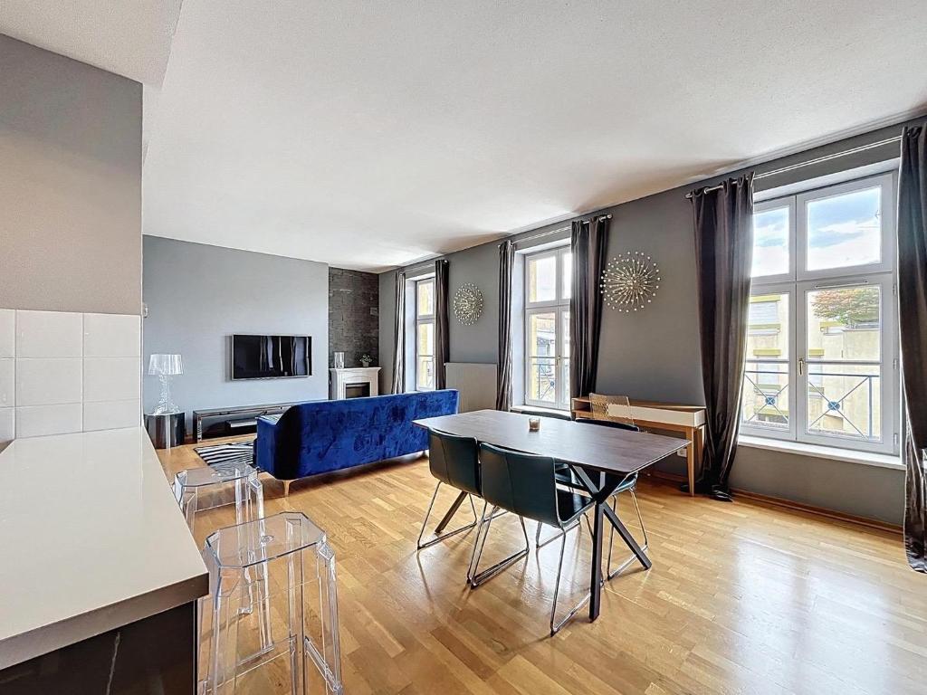 TV a/nebo společenská místnost v ubytování Appartement dans un immeuble de caractère , vue sur le Temple Neuf avec parking