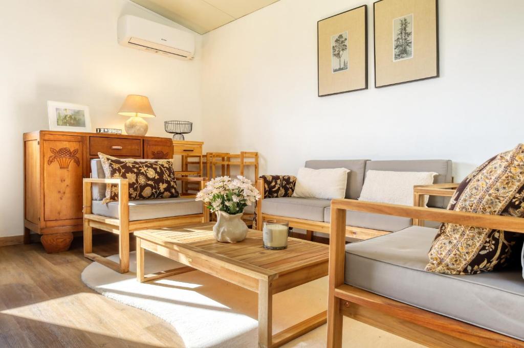 a living room with couches and a coffee table at O Miminho, a Home in Madeira in São Jorge