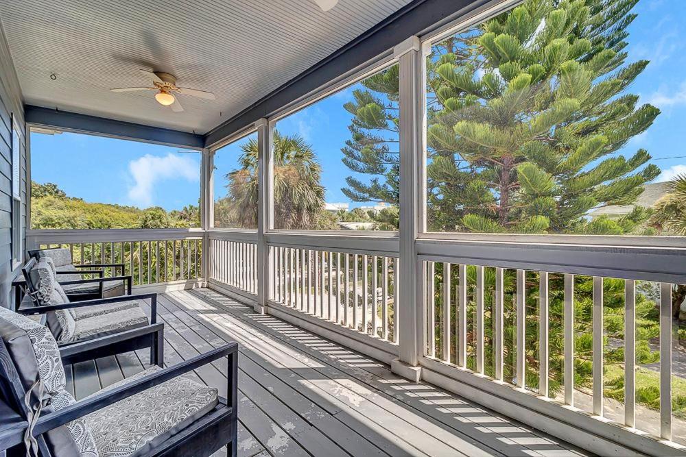 una veranda protetta con sedie e un albero di Aqua Vista - Cozy beach home w BBQ & large deck a St. Augustine