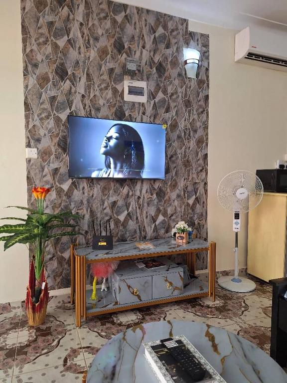 Μια τηλεόραση ή/και κέντρο ψυχαγωγίας στο Shishi's Staycation Studio