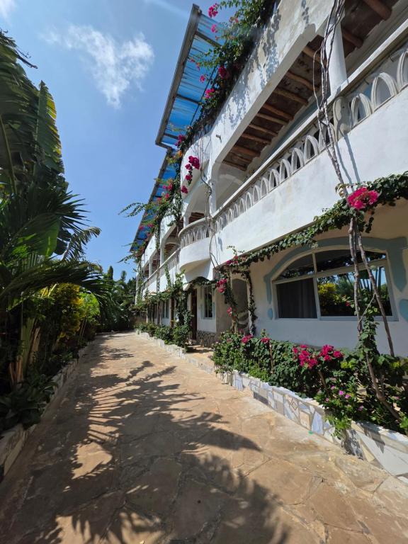 迪亚尼海滩CASA BOUGAN APARTMENTS的鲜花建筑前的街道