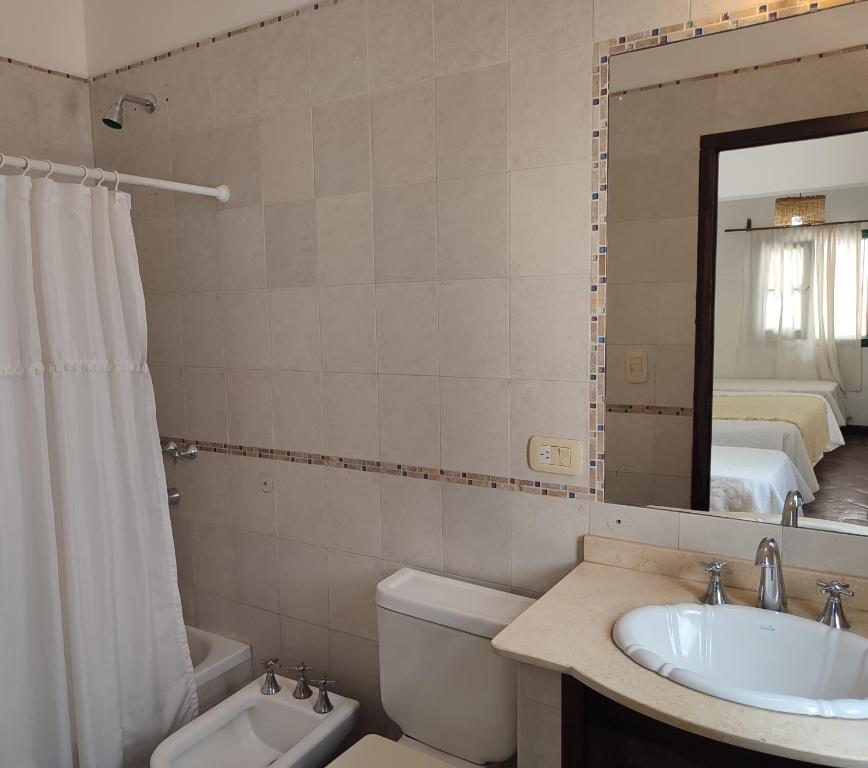 Casa Nativa في سالتا: حمام مع حوض ومرحاض ومرآة