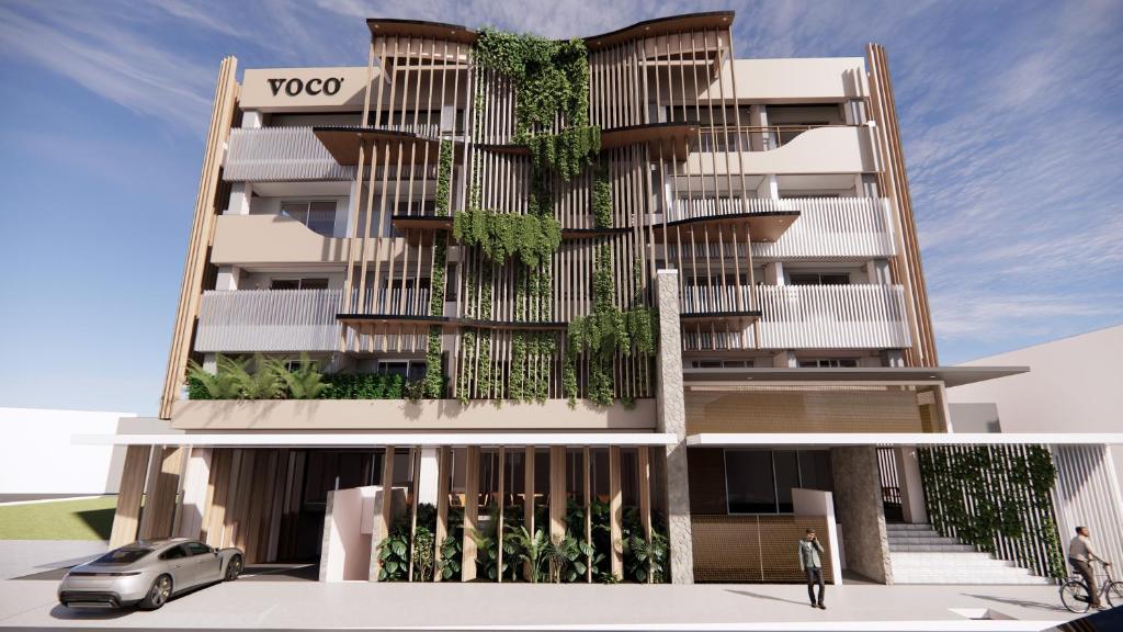 un edificio de apartamentos con un jardín vertical en la fachada en voco Darwin Suites by IHG, en Darwin