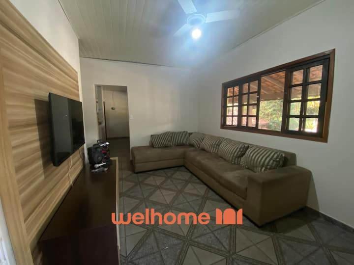 TV a/nebo společenská místnost v ubytování Sitio em Aracariguama com Piscina e Churrasqueira