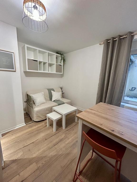 ein Wohnzimmer mit Sofa und Tisch in der Unterkunft Instant Emeraude Apartment in Saint-Brieuc