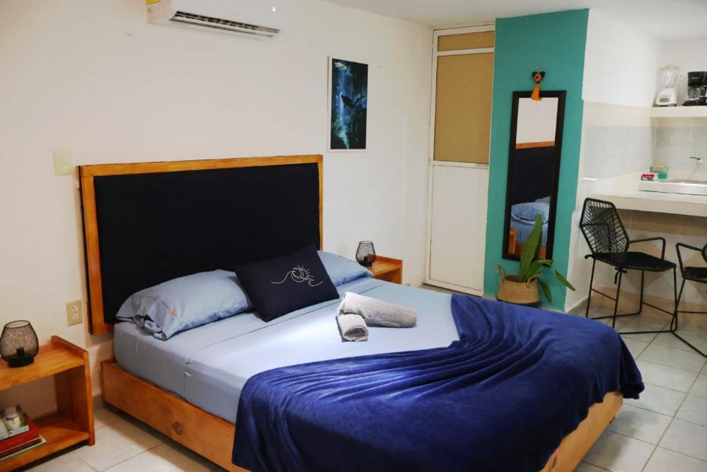 Ένα ή περισσότερα κρεβάτια σε δωμάτιο στο Studios Yaxkin, located in downtown