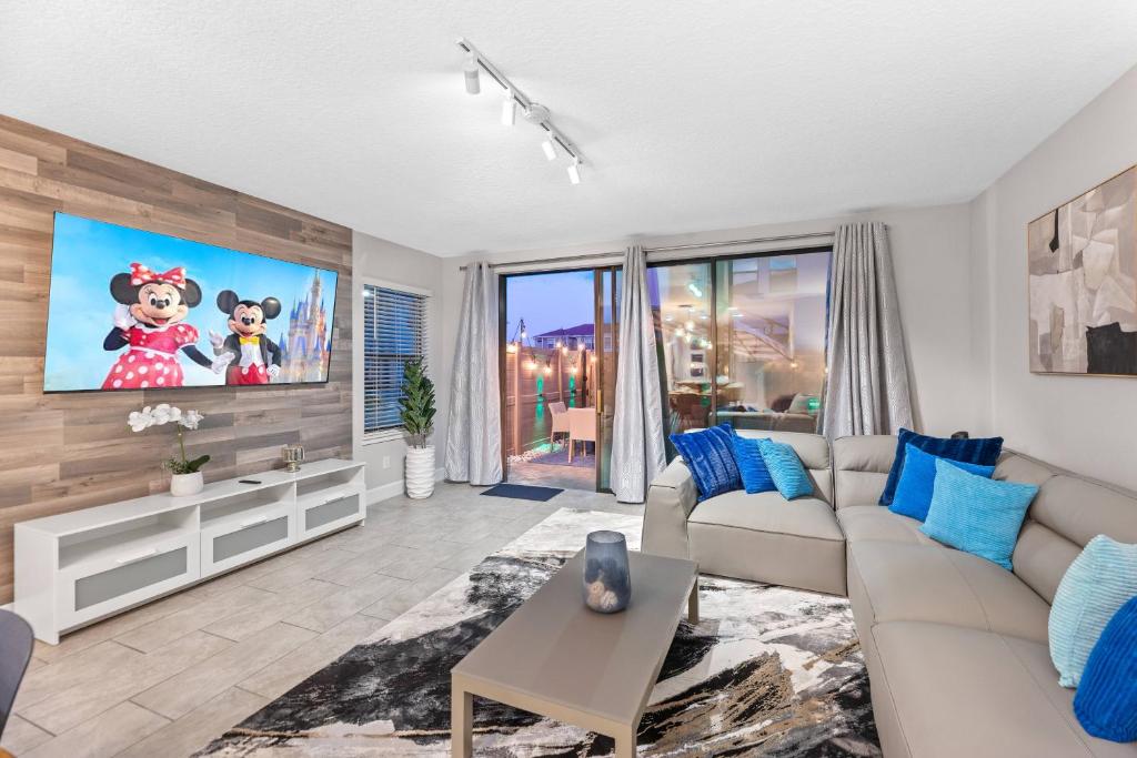 ein Wohnzimmer mit Sofa und Fernseher in der Unterkunft Gated community 4BD townhouse next to Disney in Kissimmee