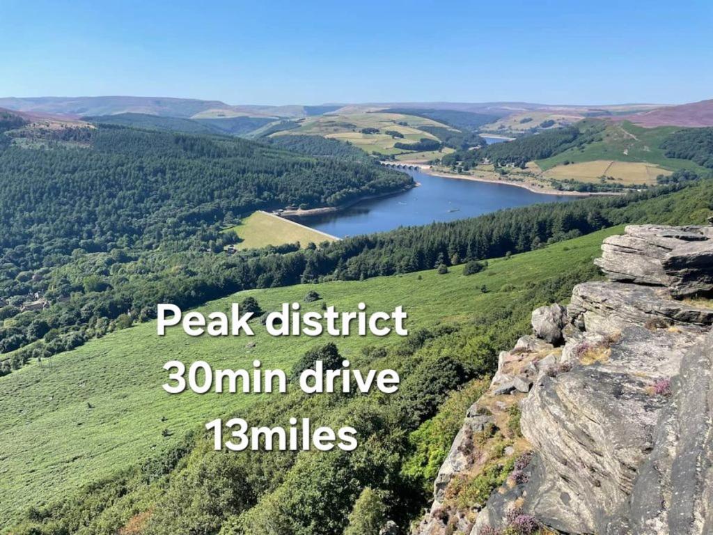 The City Nook في مانشستر: منظر لنهر من جبل مع عبارة "قيادة منطقة الذروة"