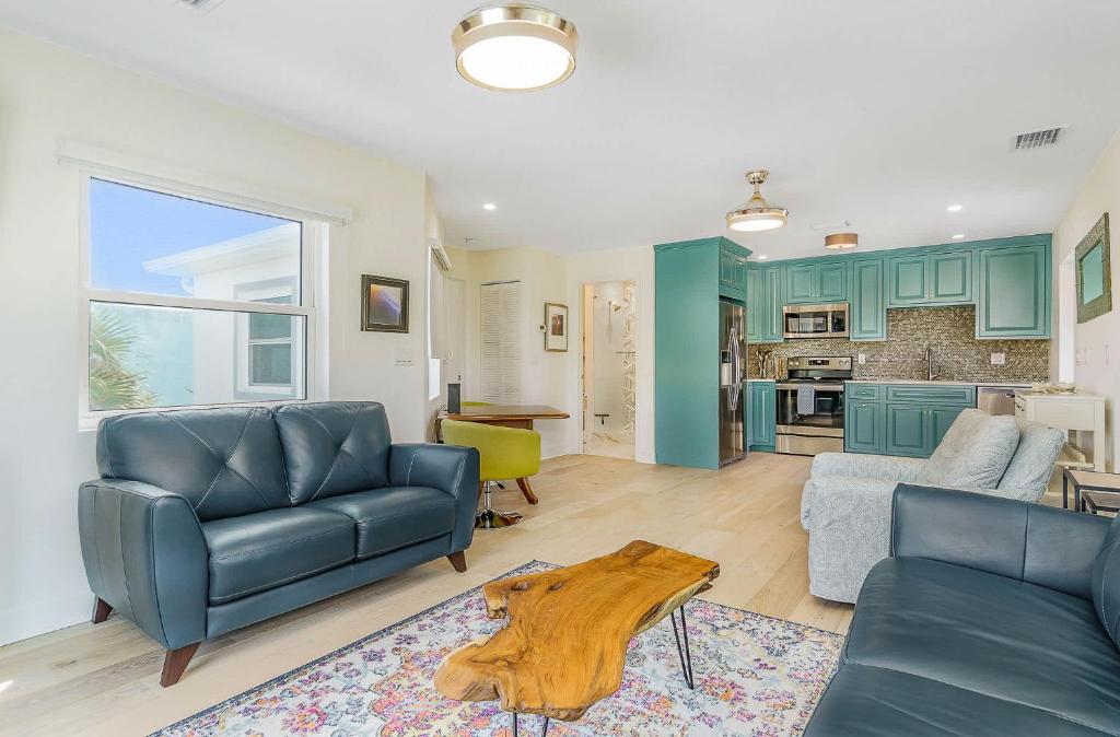 Η κουζίνα ή μικρή κουζίνα στο Loft 117 - Charming Downtown Cocoa Beach 1BR