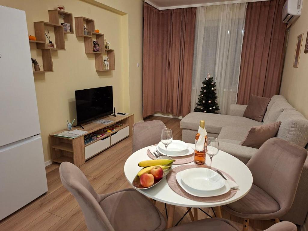 un soggiorno con tavolo e frutta di Guest Apartment Kristi a Stara Zagora