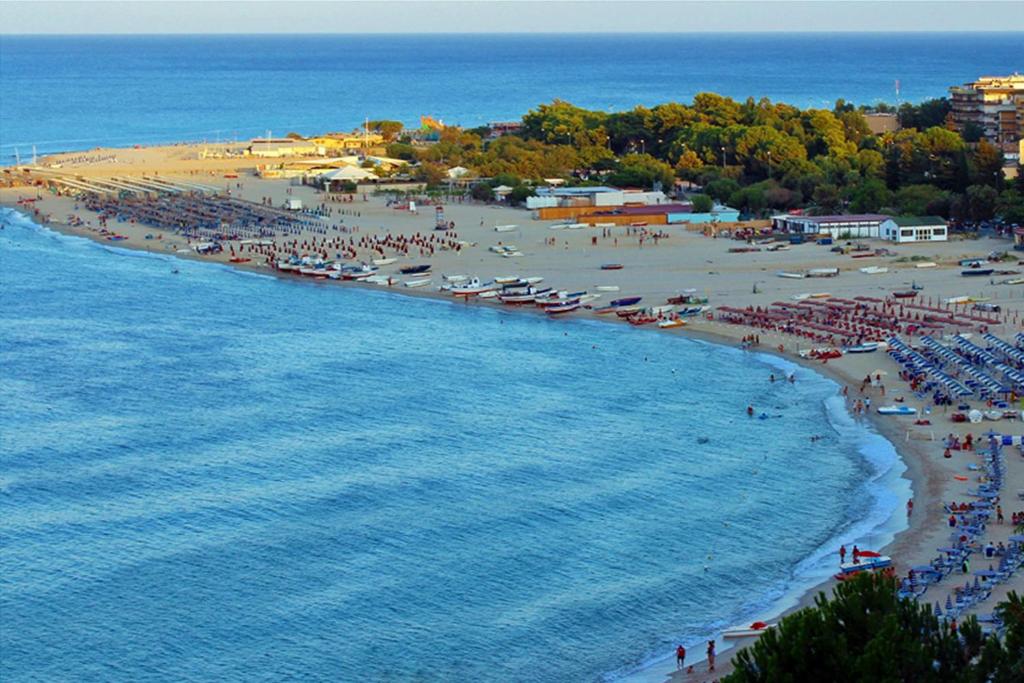 eine Luftansicht auf einen Strand mit einer Menschenmenge in der Unterkunft La Dimora dell'Ippocampo in Soverato Marina