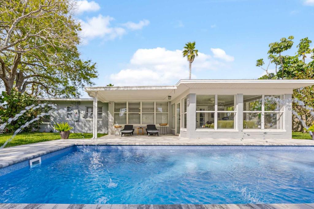 Bazén v ubytování A Space aWAVE A Relaxing Coastal Getaway nebo v jeho okolí