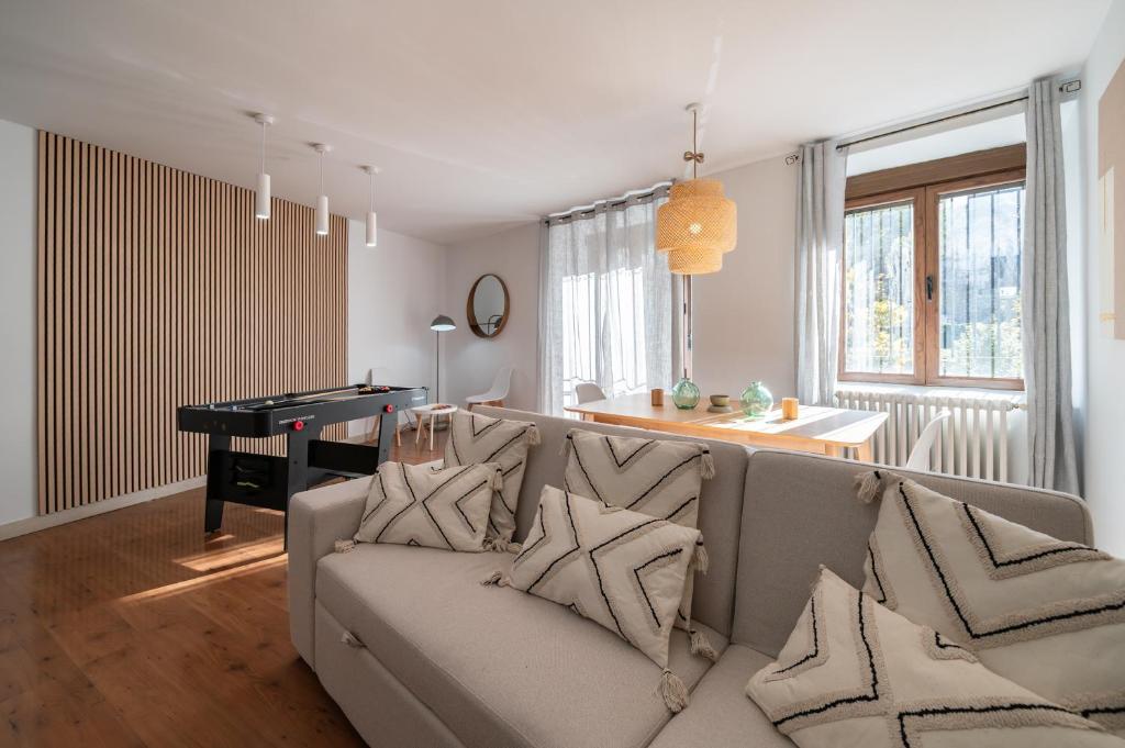 Χώρος καθιστικού στο APT Cozy Jacuzzi Billiards Diana Central
