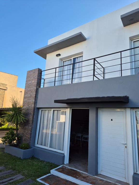 ByF apart duplex excepcional en complejo Amaiur DPTO N5 Av Alem Norte في فيديراسيون: منزل أبيض مع مرآب أبيض