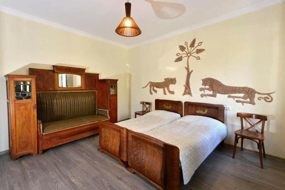 um quarto com uma cama e um banco em Master's House Dayan em Yerevan