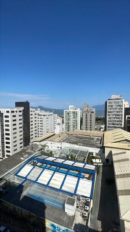 a large building with a swimming pool in a city at Congresso ou maratona, studio central, com garagem in Florianópolis