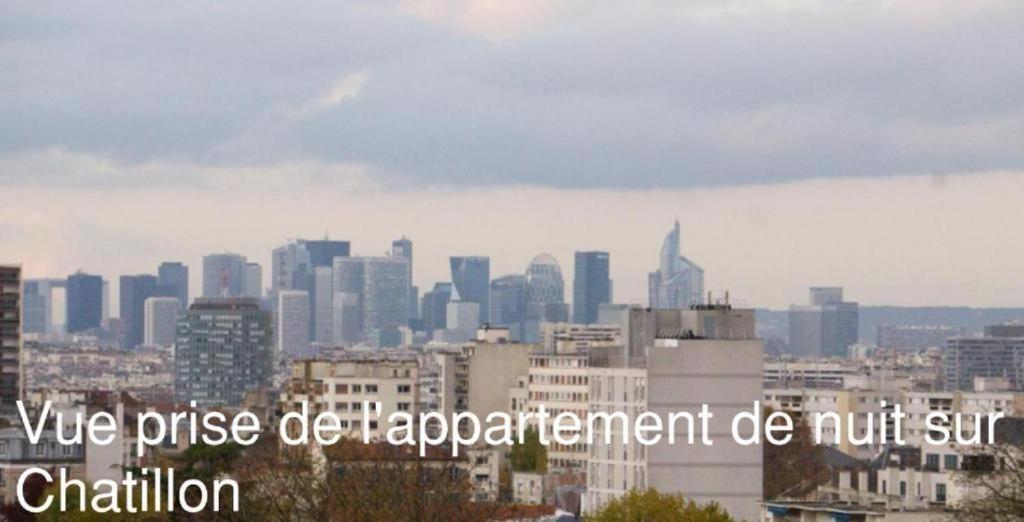 einen Blick auf eine Stadt mit den Worten, die wir preisen Versuche Maßeinheit in der Unterkunft Saint Cloud Citea Access dayuse Room - 10 minutes La Defense 20 minutes Paris Parc Expo in Châtillon