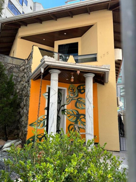 a house with a painting on the side of it at Casa ao mar -Pousada Itapema in Itapema