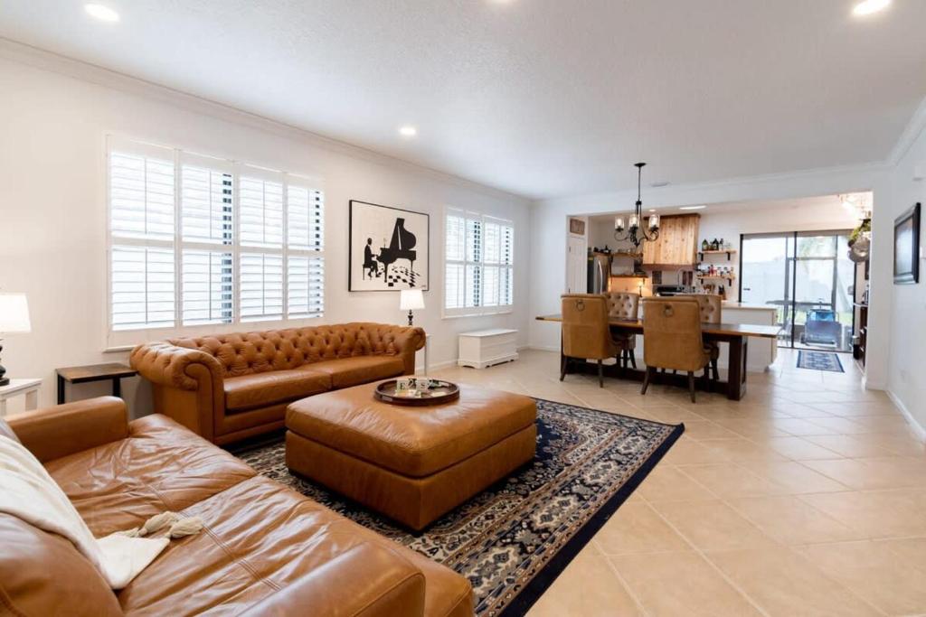 ein Wohnzimmer mit Sofa und Tisch in der Unterkunft Newer 3 Bed 2Bath Home-Near USSSA Complex and Beach in Rockledge
