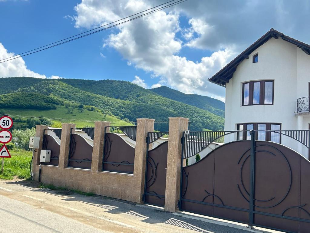 Nespecifikovaný výhled na hory nebo výhled na hory při pohledu z prázdninového domu