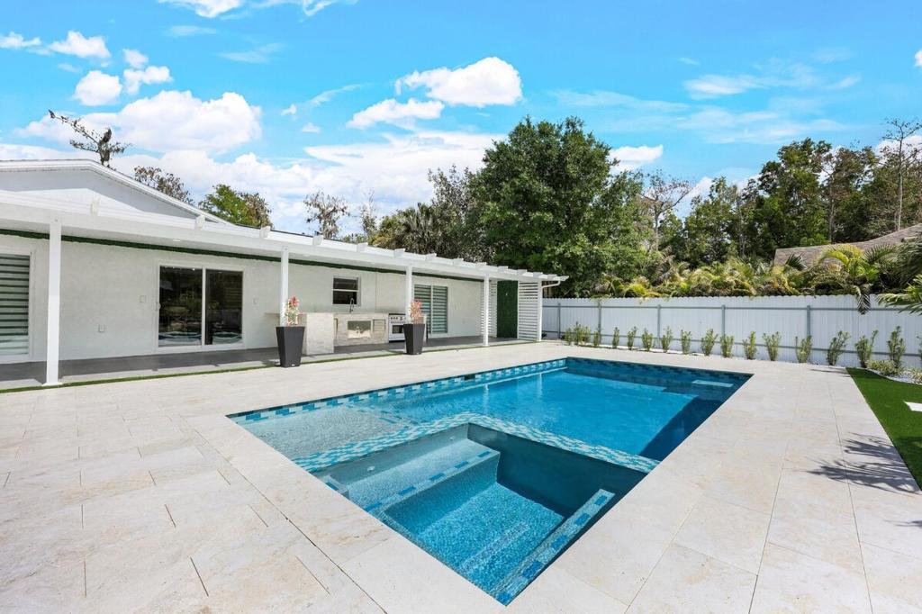 Πισίνα στο ή κοντά στο Sunlit Naples Pool Escape!