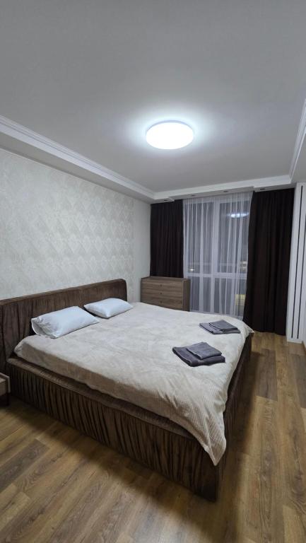 ein Schlafzimmer mit einem großen Bett mit zwei Handtüchern darauf in der Unterkunft Однокімнатні апартаменти з безперебійною електрикою in Vasylʼkiv