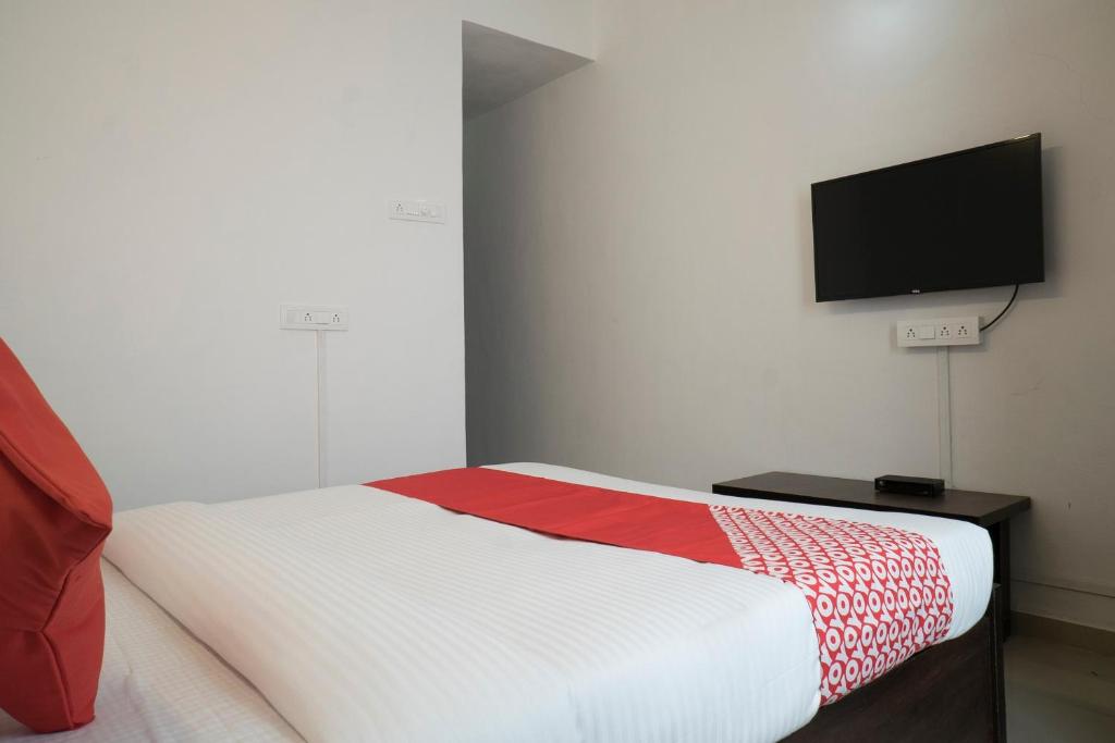 Et tv og/eller underholdning på Hotel O RVC Hospitality Near Pune Airport