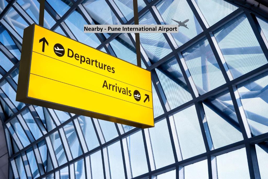 un cartello giallo appeso al soffitto di un edificio di Hotel O RVC Hospitality Near Pune Airport a Kharadi