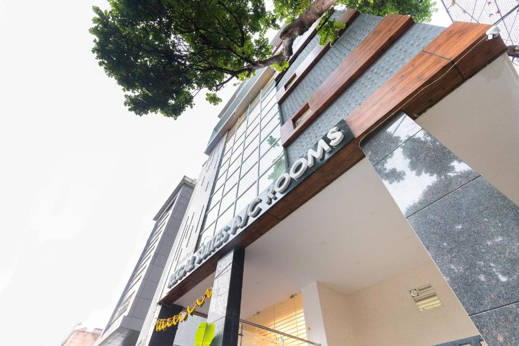 班加罗尔Capital O Regal suites的侧面有标志的建筑物