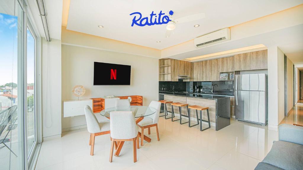 uma cozinha e sala de jantar com mesa e cadeiras em 3B Torre KU 2BR Sofa OceanView Balcony PoolAccess em Puerto Vallarta