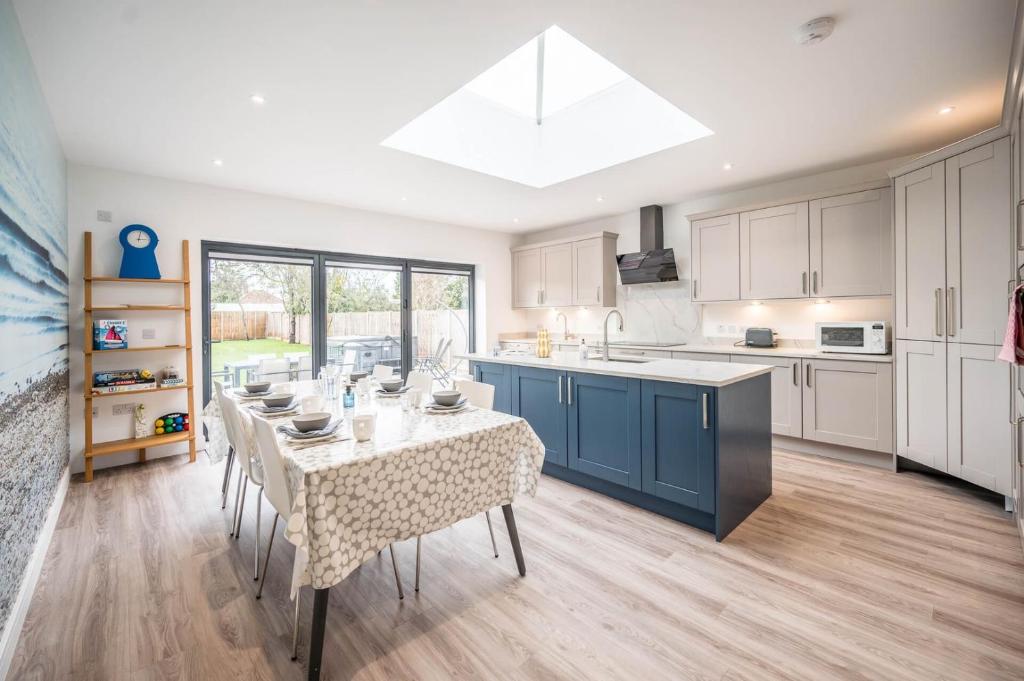een keuken met een tafel en een eetkamer bij 100 Leiston Road, Aldeburgh in Aldeburgh