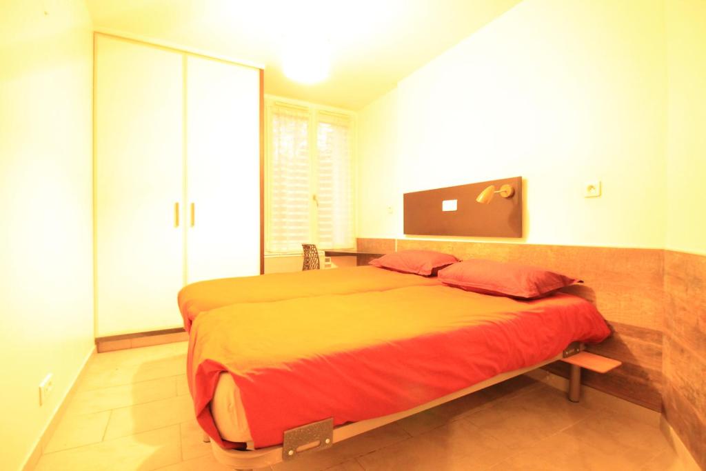 Giường trong phòng chung tại 10mn Paris Ligne H - Parking Privé- Souplex - Tout équipé - De 1 à 6 personnes