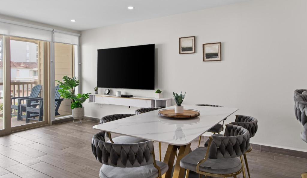 TV a/nebo společenská místnost v ubytování Bahia Mar Relax Waves and Views