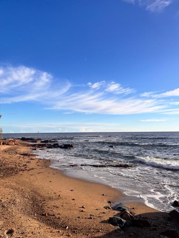 a beach with the ocean on a cloudy day at SeaNest Le Nid Marin in Saint-Raphaël